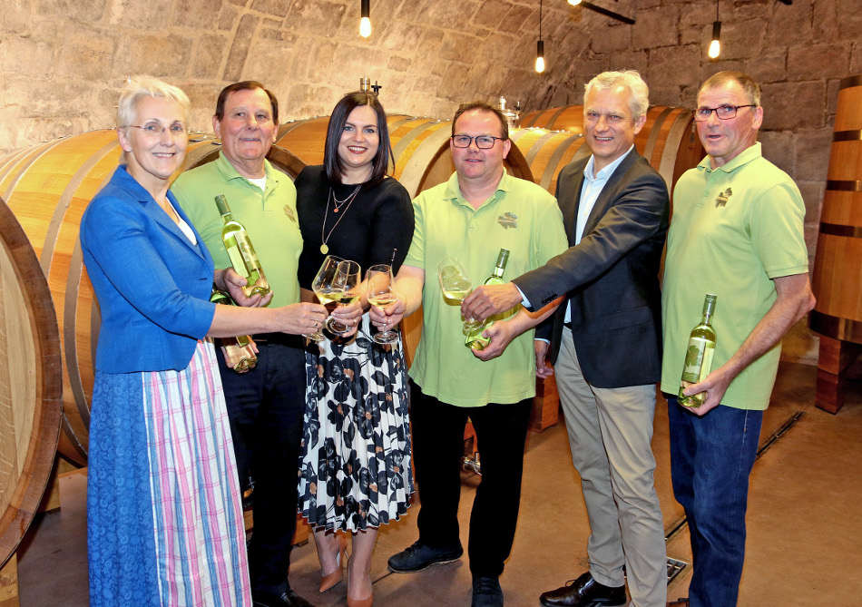 Im Bild v. l.: LWFS-Direktorin Eva Ackerl, Projekt-Initiator Franz Ackerl, LRin Astrid Eisenkopf, „Mein Welschriesling“-Produzent Jürgen Zechmeister, Kleinhöflein, Dir. DI Martin Burjan, Bundesamt für Weinbau, Albert Unger, Kellermeister in der Weinbauschule Eisenstadt 