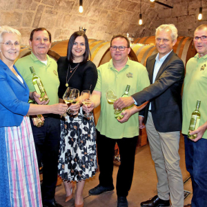 Im Bild v. l.: LWFS-Direktorin Eva Ackerl, Projekt-Initiator Franz Ackerl, LRin Astrid Eisenkopf, „Mein Welschriesling“-Produzent Jürgen Zechmeister, Kleinhöflein, Dir. DI Martin Burjan, Bundesamt für Weinbau, Albert Unger, Kellermeister in der Weinbauschule Eisenstadt 
