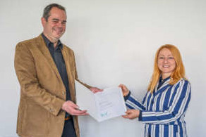 Dekretüberreichung von Direktor Mag. Dorner an DI Lirsch 